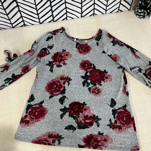 Cold shoulder Bell Sleeve Gray Rose Long Sleeve Top, Size Small - Picture 9 of 16